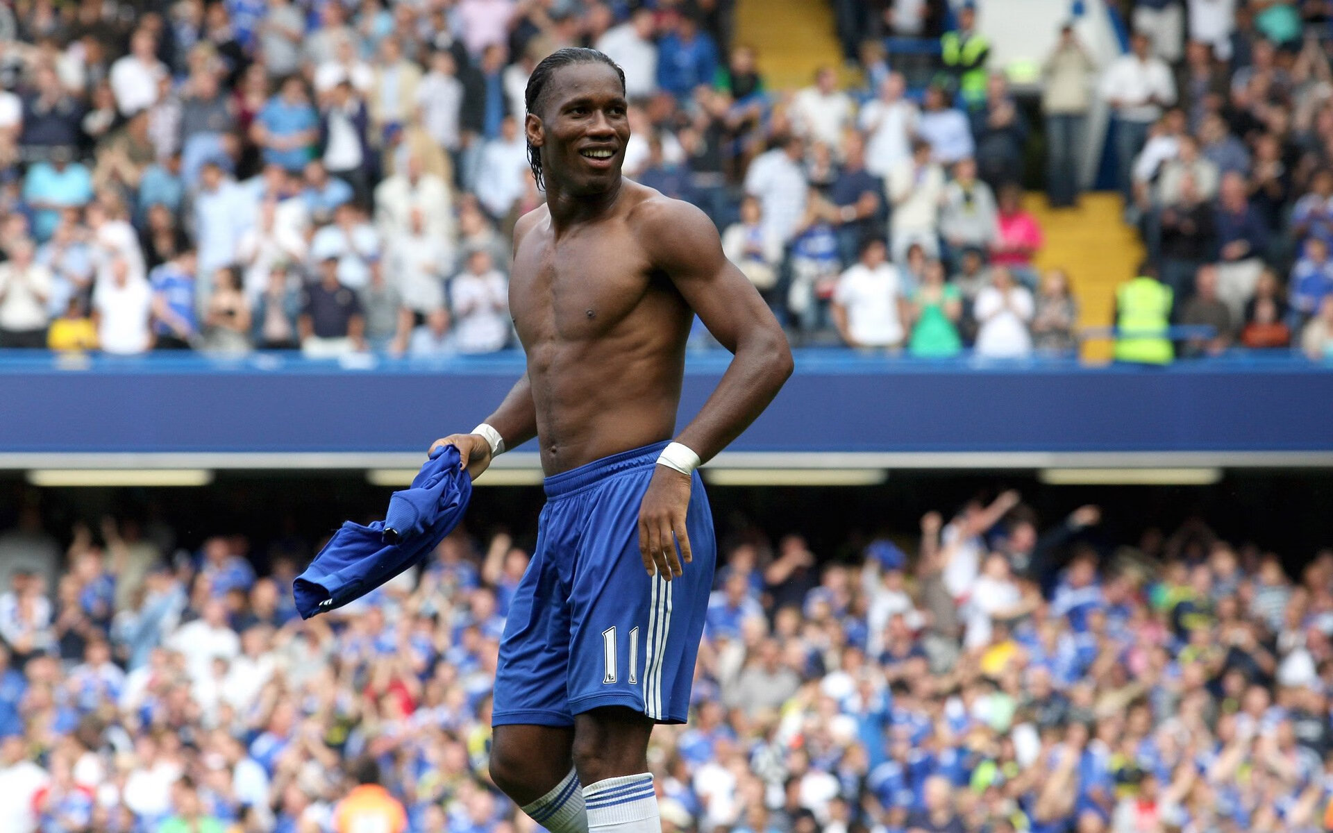 “德甲冠军悬念浓厚，几支队伍你追我赶”，德甲榜首