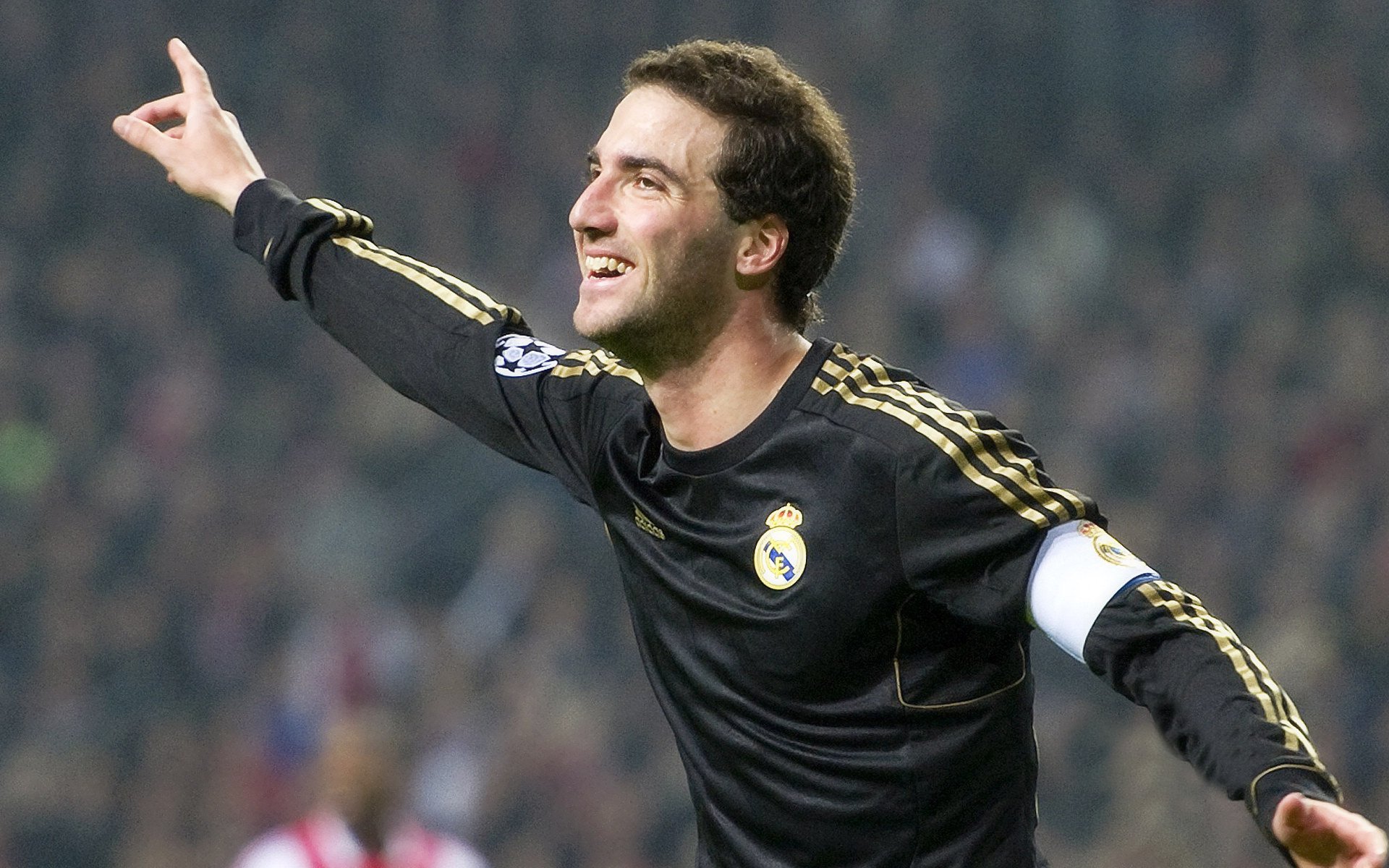 传统跑马灯游行中的体育元素，文化与运动的结合，跑马灯样式