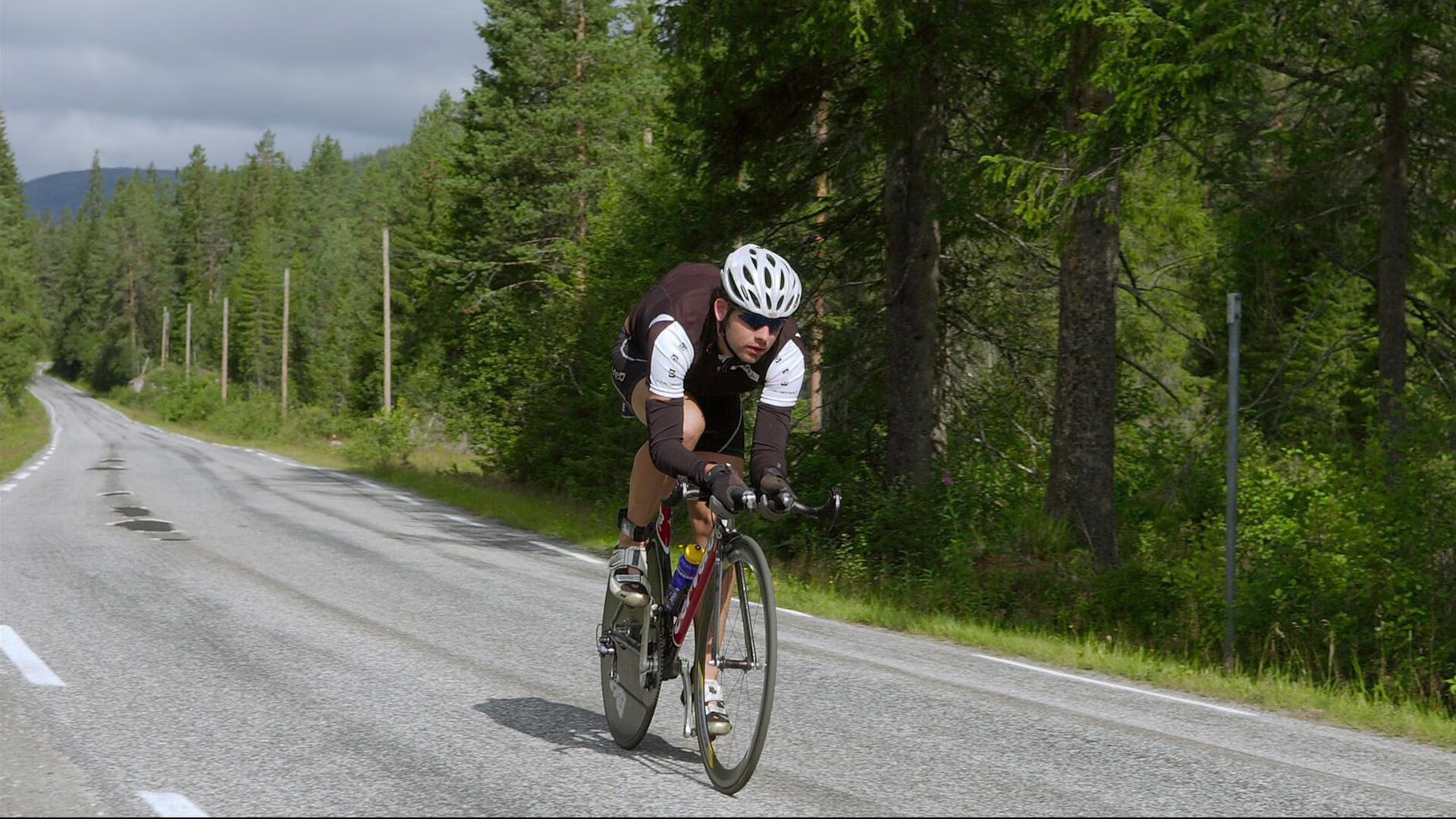 爱游戏娱乐-冬季飘雪徒步穿越，体验雪原的纯净与静谧，雪乡徒步穿越