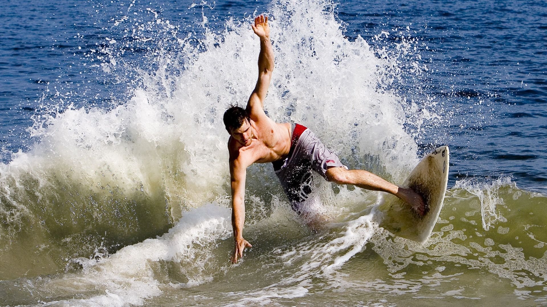 复苏中的电竞线下活动，封闭环境中与粉丝近距离交互，电竞复盘