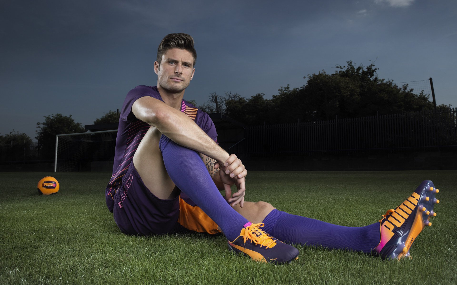 爱游戏中国官方网站平台-电竞比赛中的团队精神：信任配合，共同努力，电竞团队成员